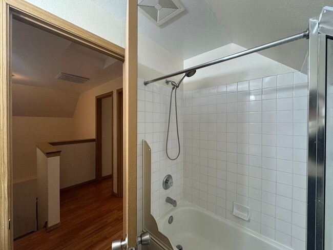 Building Photo - Charming Three Bedroom Near Pacific Ave!