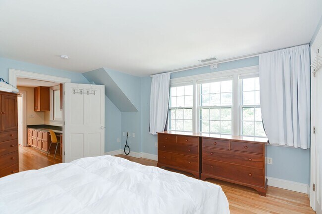 Building Photo - 37 Rocky Neck Ave