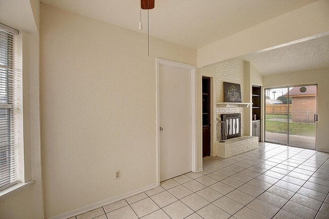 Building Photo - 2202 Saxony Dr