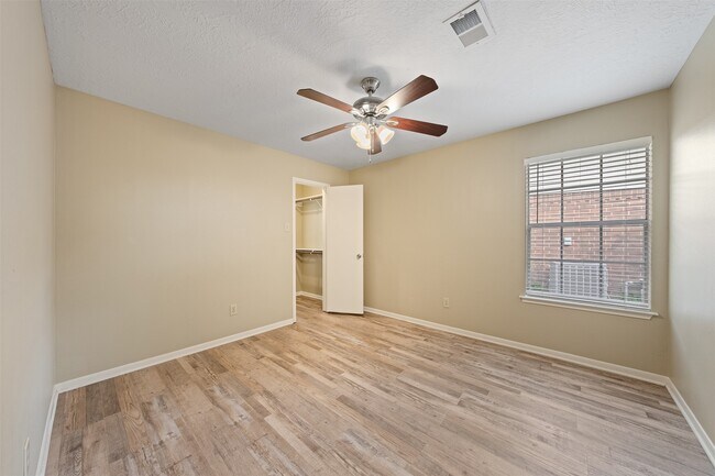 Building Photo - 211 Scarlet Maple Dr