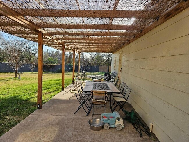 Building Photo - 710 N Avenue C