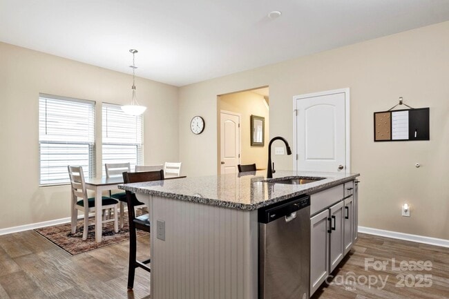 Building Photo - 467 Switch St