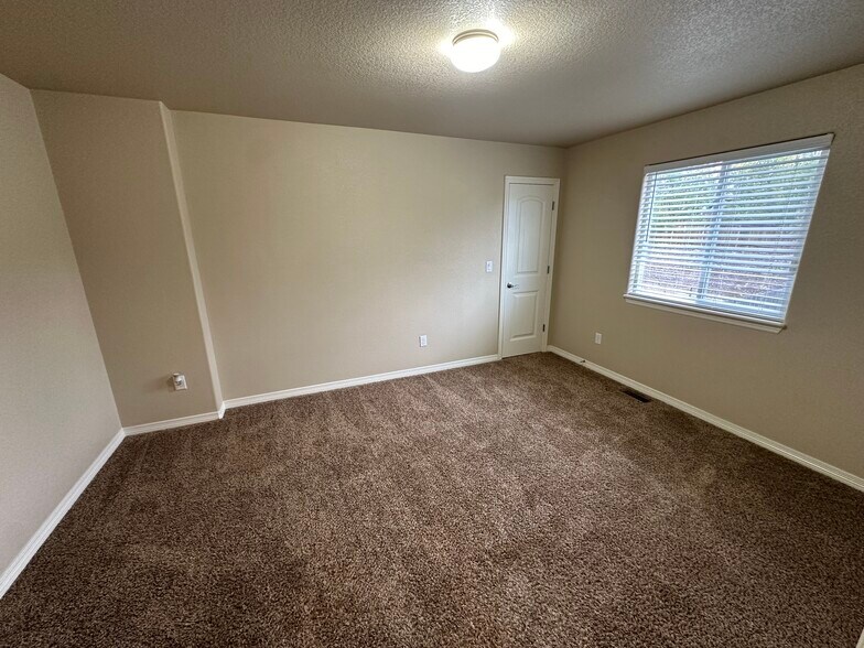 Building Photo - 8043 Pinfeather Dr