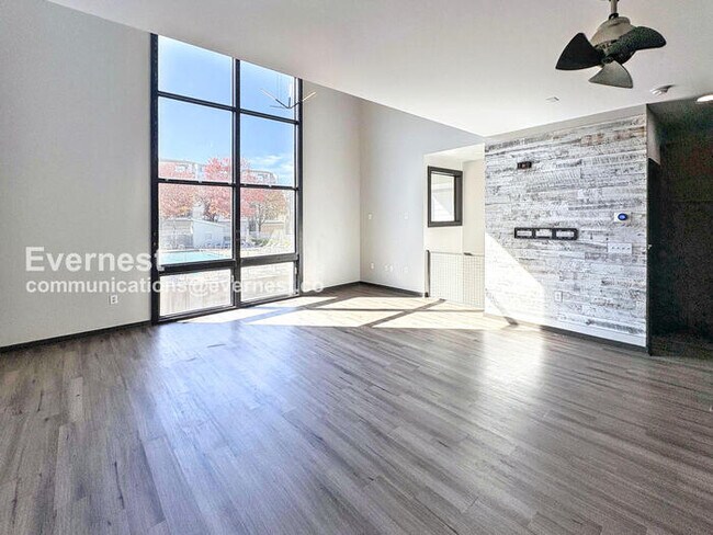 Building Photo - 2 Bed/2.5 Bath Townhome with Garage - 18 M...