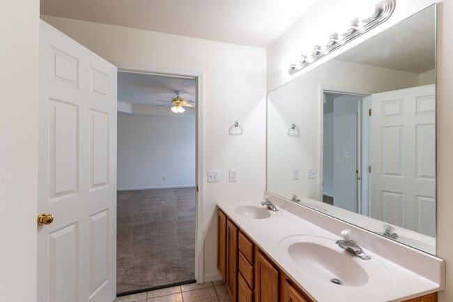 Building Photo - Huge 3 Bedroom, 2 Bath Town Home in SW Col...