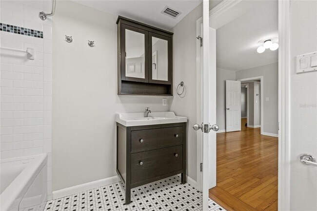 Building Photo - 1023 W Ohio Ave