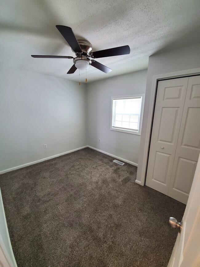 Building Photo - 525 Lilly Ave