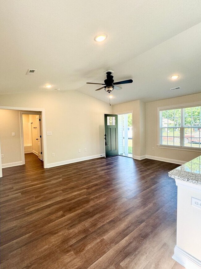 Building Photo - 2014 Phoenix Dr
