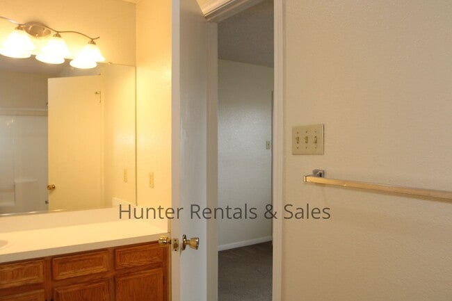 Building Photo - Move South!