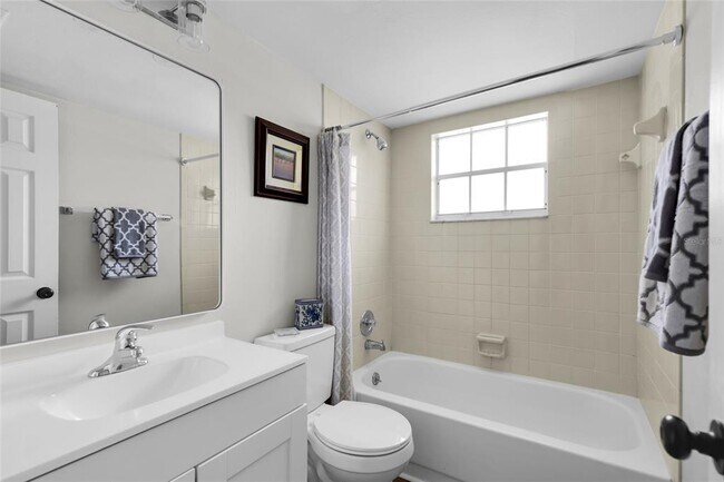 Building Photo - 588 Fairways Ln