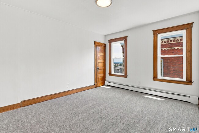 Building Photo - 126 Booth St