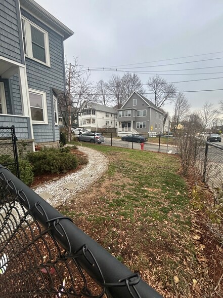 Yard wrapping to parking - 145 Washington St