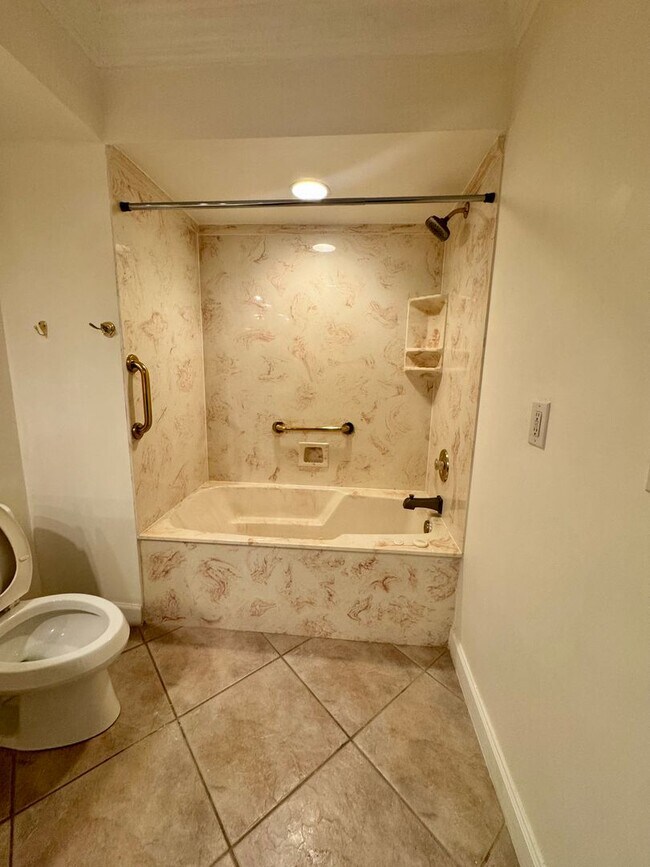 Building Photo - Live the ultimate beachside lifestyle!