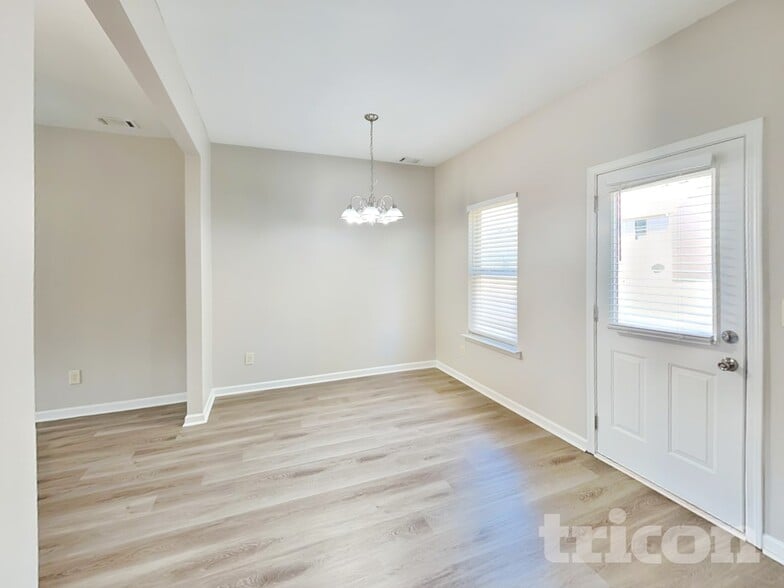 Building Photo - 17 Carriage Hls Dr SE