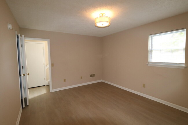 Building Photo - 406 Lakeview Dr