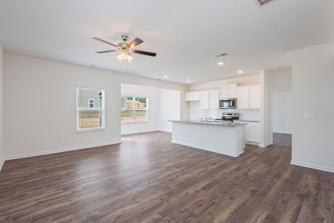 Building Photo - 104 Greystone Way