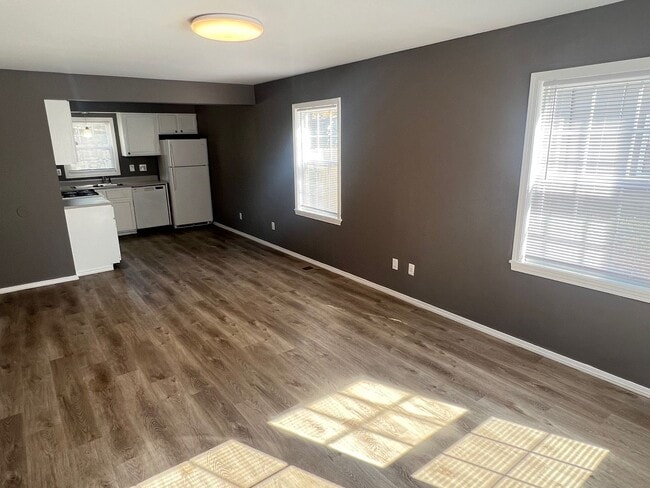 Building Photo - 3 Bedroom home with Fenced Yard - Availabl...