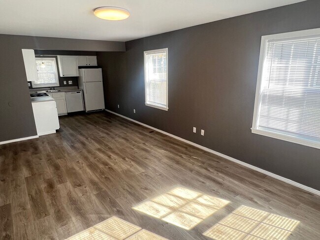 Building Photo - 3 Bedroom home with Fenced Yard - Available November