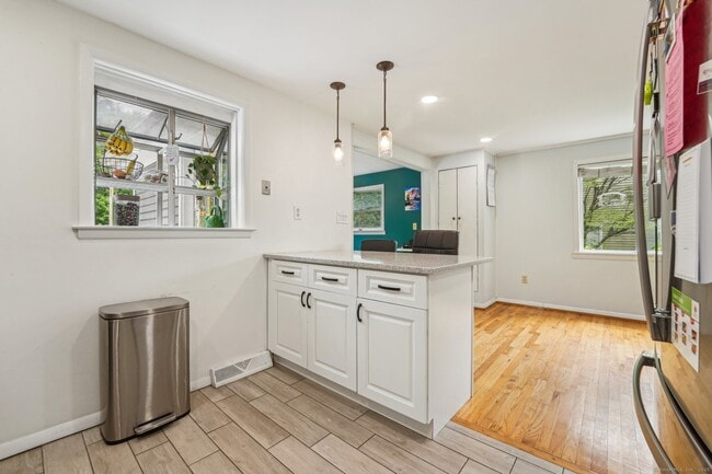 Building Photo - 44 Simsbury Manor Dr