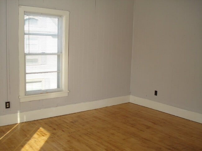 Building Photo - 204 Burr