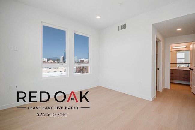 Building Photo - 856 S Gramercy Dr