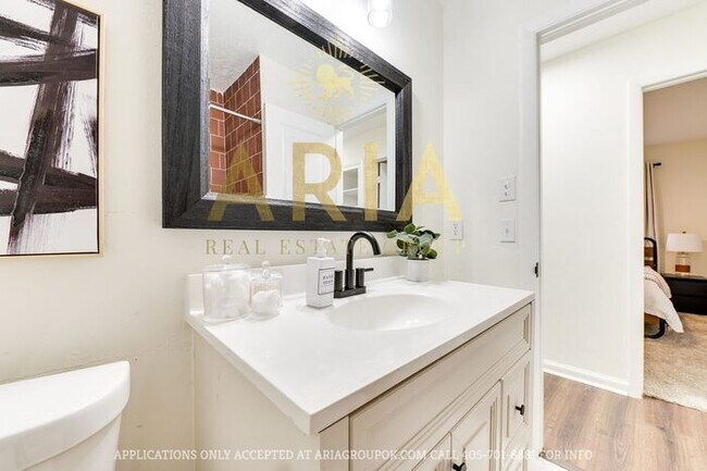 Building Photo - Unique 3 bed/2 bath Property with HUGE Bon...