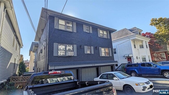 Building Photo - 401 Undercliff Ave