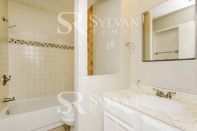 Building Photo - Fall in love with this 3 bedroom, 2 bathro...