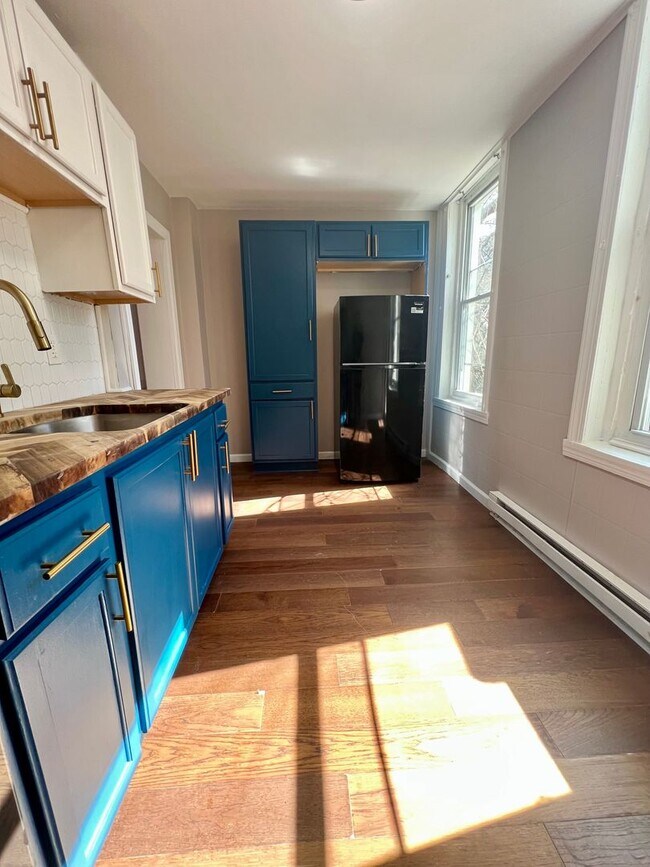 Building Photo - Recently Renovated 3-Bedroom Townhome in Allegheny West! Available NOW!