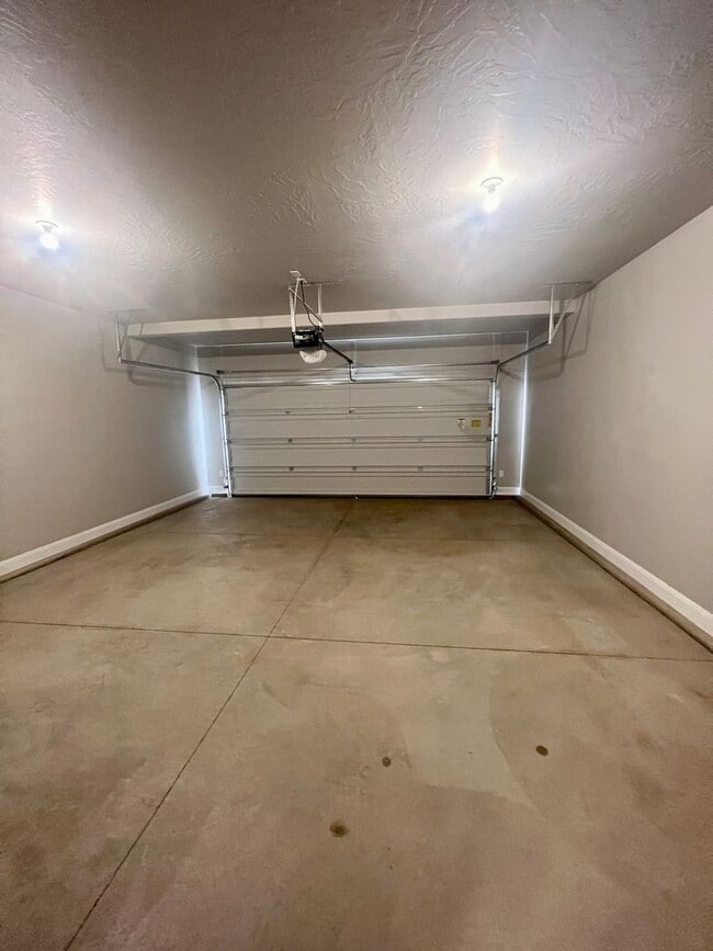 Building Photo - Beautiful 3 bedroom, 2.5 bathroom townhome!!
