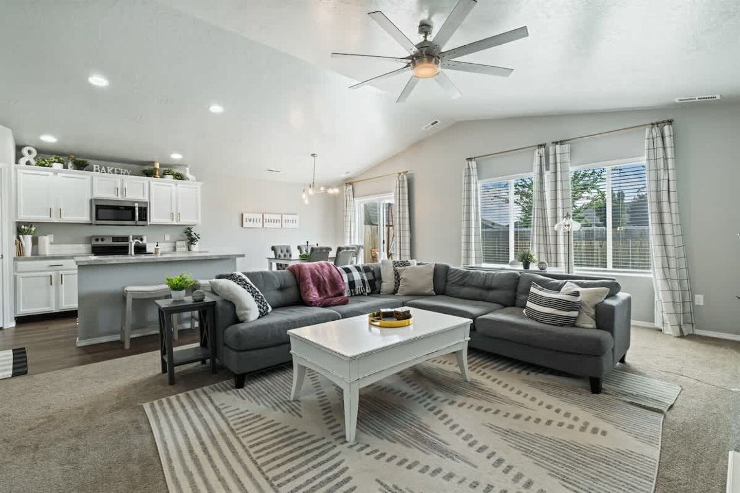 Building Photo - 10569 Cool Springs St