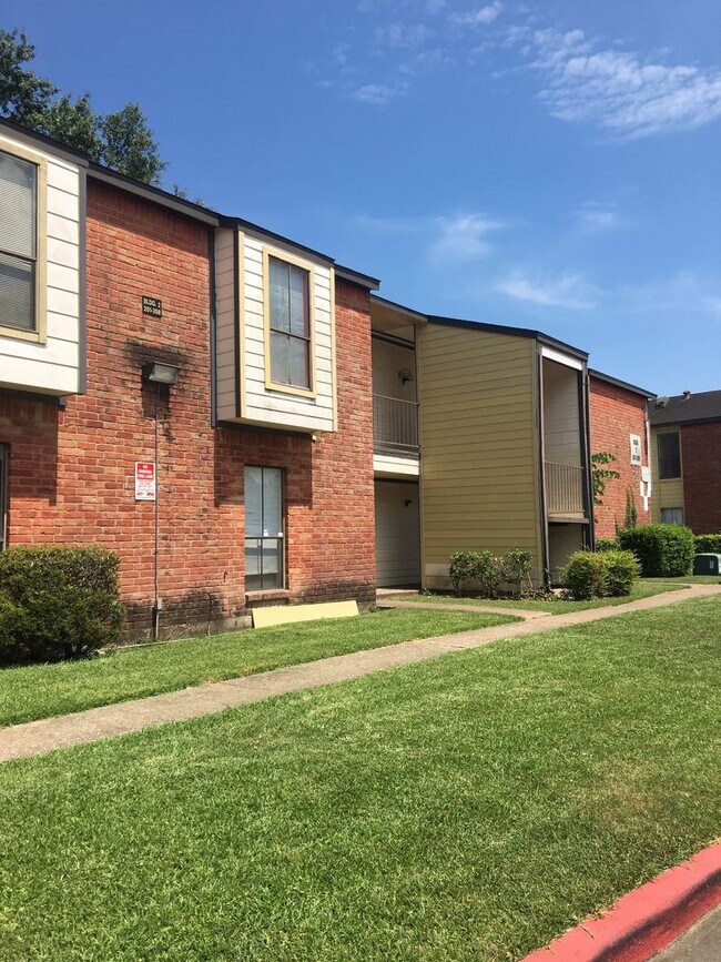 Building Photo - Clean and Bright 2 BR 2 BA Condo - Upstairs