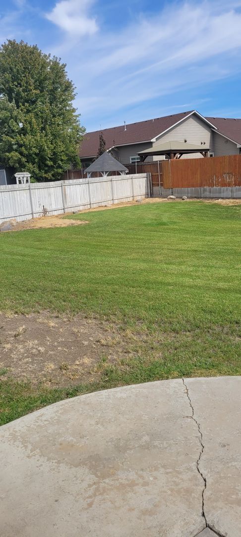 Building Photo - Cozy home on large lot w/fenced backyard