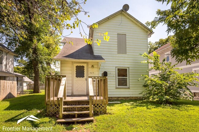 Primary Photo - 3 Bedroom Home Next to City Park and Minut...