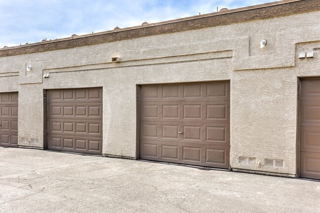 Building Photo - CONDO IN SUNHAMPTON!