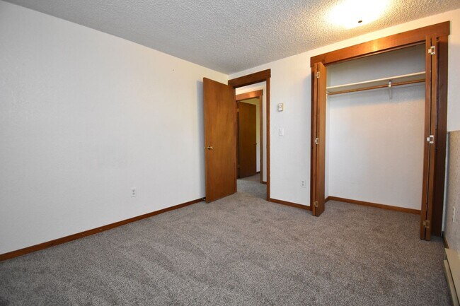 Building Photo - Ground Level 2 Bed Apartment in Great Loca...