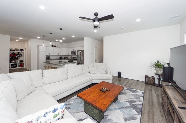 Building Photo - 4 Bedroom 3 Bath Home in Windsor Hill - North Charleston