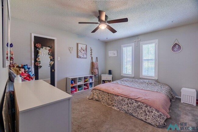 Building Photo - Available Soon! Large 3 bed 2 bath home on the golf course