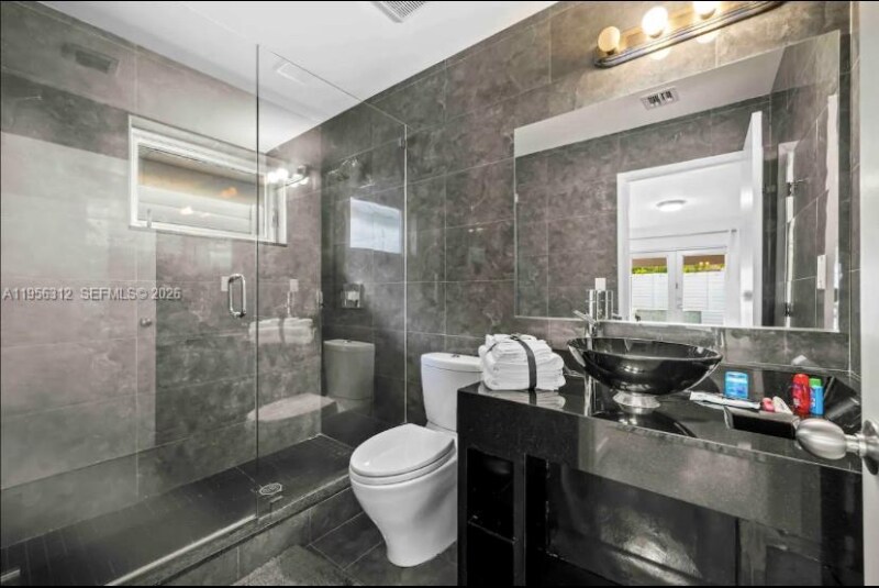 Building Photo - 2200 Lincoln Ave