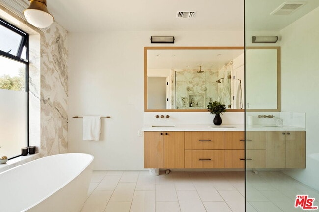 Building Photo - 2137 Glyndon Ave