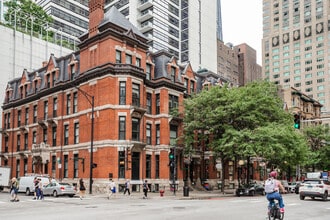 Building Photo - 46 E Chicago Ave