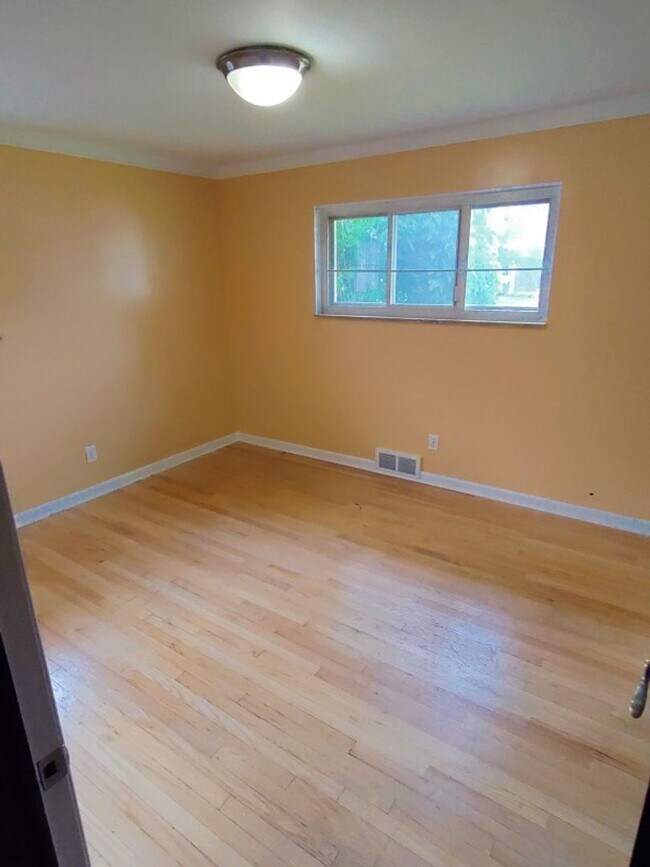 Building Photo - Beautiful, sprawling, brick ranch - $1700/mo