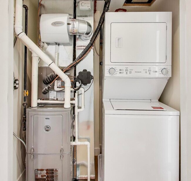 Building Photo - 1950 W Lawrence Ave