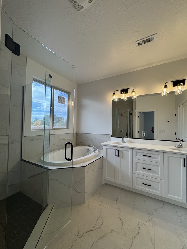 Building Photo - 1593 E Dihedral Dr