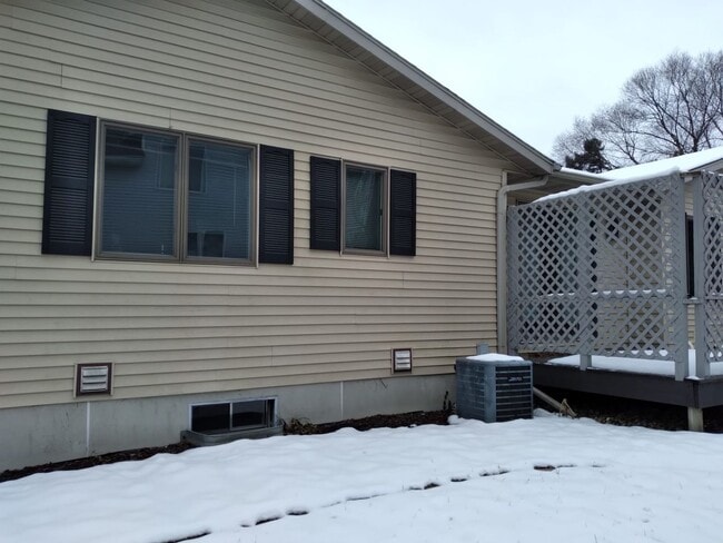 Building Photo - 702 Westward Dr