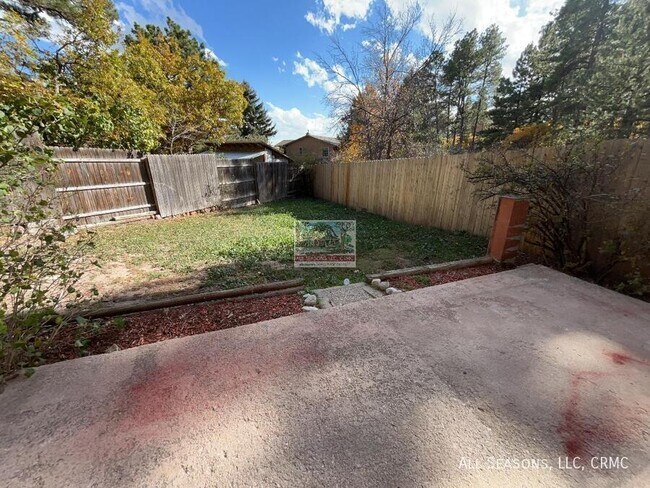 Building Photo - 1527 Spring Valley Dr