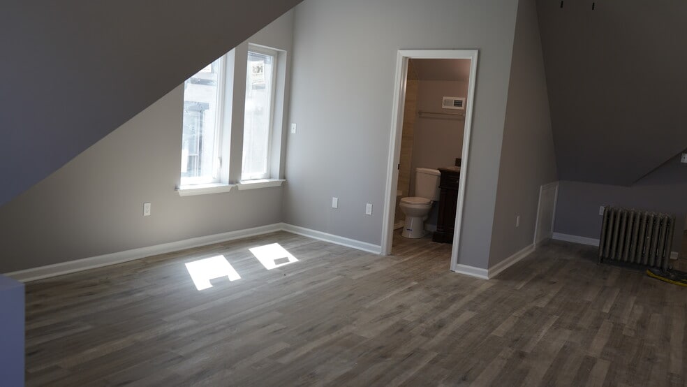 Building Photo - 308 King St