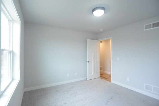 Building Photo - 2833 Endive Dr