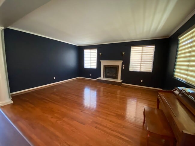 Building Photo - Big beautiful Home for rent in Visalia, Ca