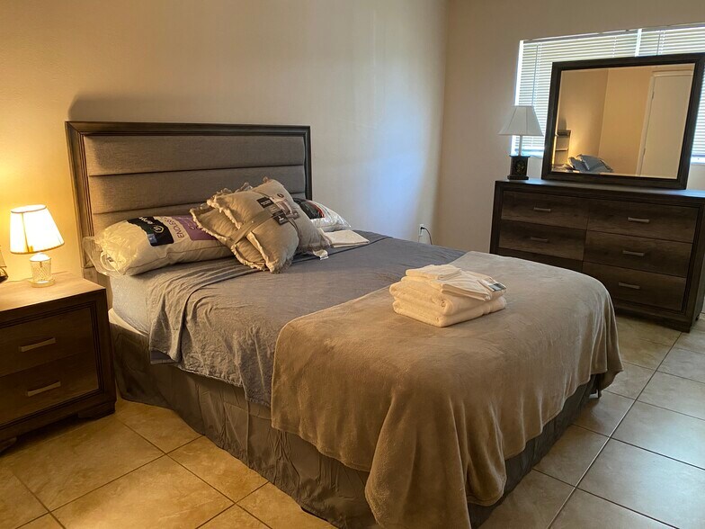 Bedroom (1) full size bed - 745 Lunar Lake Cir